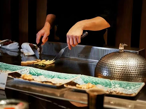 使用志銘鐵板燒設(shè)備制作美食的做法